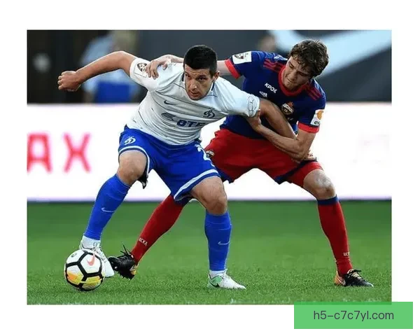 莫斯科迪纳摩赠帽传递赛场友谊